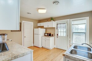 Apartment (0 Bedroom) | Interior - 2 Mi to Dtwn: Studio Suite in Sheboygan (Sheboygan)