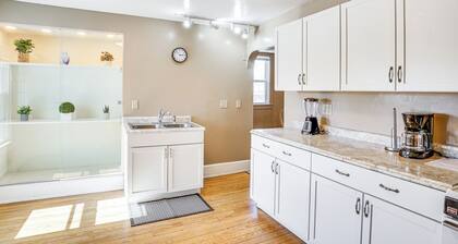 2 Mi to Dtwn: Studio Suite in Sheboygan