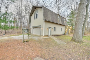 Apartment (1 Bedroom) | Interior - 8 Mi to Lake Michigan: Creative Retreat w/ Deck! (La Porte)