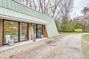 Apartment (1 Bedroom) | Interior - 8 Mi to Lake Michigan: Creative Retreat w/ Deck! (La Porte)