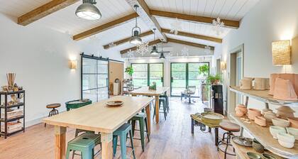 8 Mi to Lake Michigan: Creative Retreat w/ Deck!