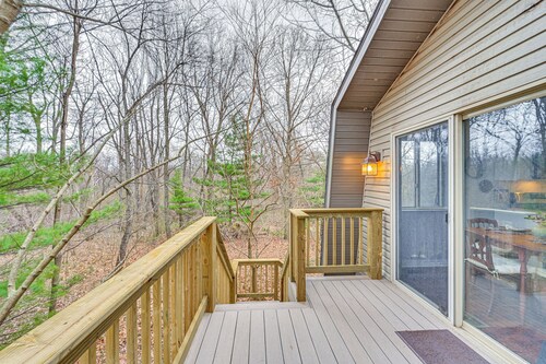 8 Mi to Lake Michigan: Creative Retreat w/ Deck!