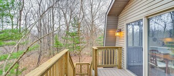 8 Mi to Lake Michigan: Creative Retreat w/ Deck!