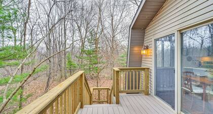 8 Mi to Lake Michigan: Creative Retreat w/ Deck!