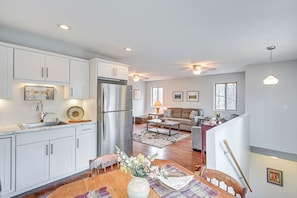 Apartment (1 Bedroom) | Interior - 8 Mi to Lake Michigan: Creative Retreat w/ Deck! (La Porte)