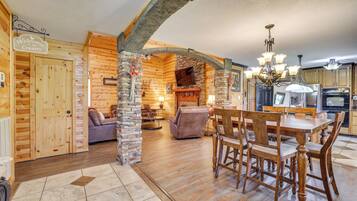 House (5 Bedrooms) | Interior