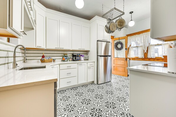 House (5 Bedrooms) | Interior