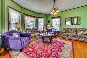 House (5 Bedrooms) | Interior