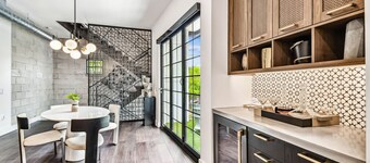 NEW The Strata Barn - Luxury Hyde Park Townhome