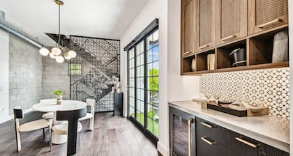NEW The Strata Barn - Luxury Hyde Park Townhome