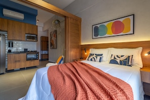 Tabla de planchar con plancha, wifi gratis y ropa de cama 