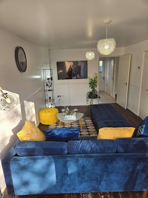 House, 2 Bedrooms | Living room - Tranquil Getaway in Wolverhampton - Perfect for Relaxation (Wolverhampton)
