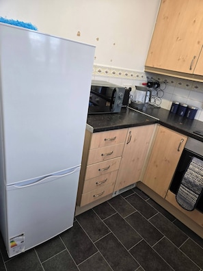 House, 2 Bedrooms | Private kitchen - Tranquil Getaway in Wolverhampton - Perfect for Relaxation (Wolverhampton)