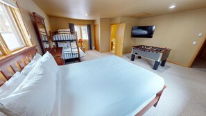 5 bedrooms, iron/ironing board, travel crib, free WiFi - Pet Friendly, Private Hot Tub, Deck! BIG Home for Family/Teams. Near Events (Silverthorne)