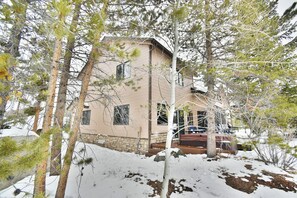 Exterior - Pet Friendly, Private Hot Tub, Deck! BIG Home for Family/Teams. Near Events (Silverthorne)