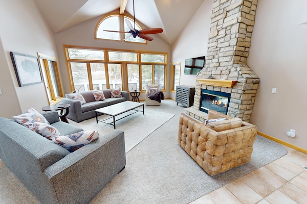 Fernseher, Kamin, Tischfußball