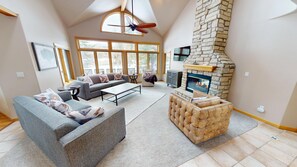 TV, fireplace, foosball - Pet Friendly, Private Hot Tub, Deck! BIG Home for Family/Teams. Near Events (Silverthorne)