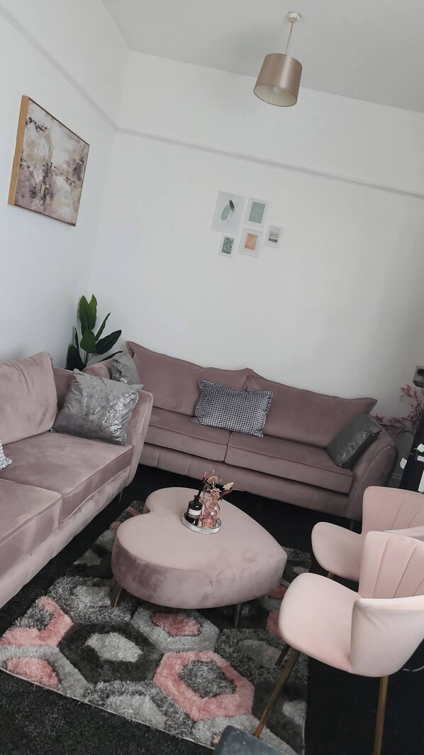 Apartment, 1 Bedroom, Fireplace, City View | Living room