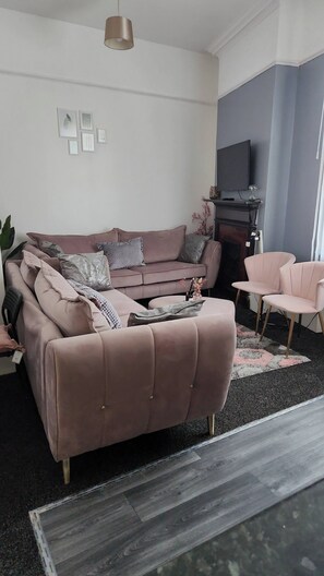 Apartment, 1 Bedroom, Fireplace, City View | Living room