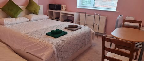 Chambre Deluxe double ou avec lits jumeaux, 1 chambre, vue sur la colline | Bureau, espace de travail pour ordinateurs portables