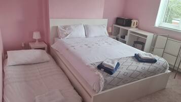 Habitación Deluxe con 1 cama doble o 2 individuales, 1 habitación, vistas a la colina | Escritorio, espacio para trabajar con un portátil, wifi gratis