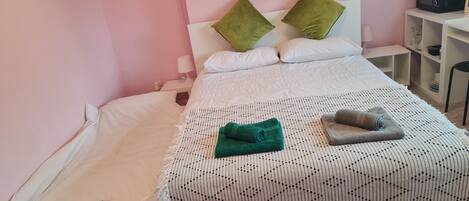 Escritorio, espacio para trabajar con laptop y wifi gratis