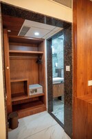 Muebles diferentes, escritorio y espacio para trabajar con laptop 