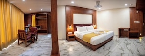 Suite, Stadtblick | 1 Schlafzimmer, individuell eingerichtet, Schreibtisch