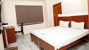 Una camera da letto ordinata con un letto di legno, una scrivania e una sedia.