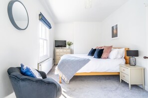 3 bedrooms, iron/ironing board, travel cot, Internet - 12 Hans Place, Cromer, Norfolk (Cromer)