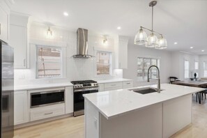 Jääkaappi, mikroaaltouuni, uuni, liesi