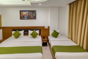 Family Studio | Desk, laptop workspace, free WiFi, bed sheets