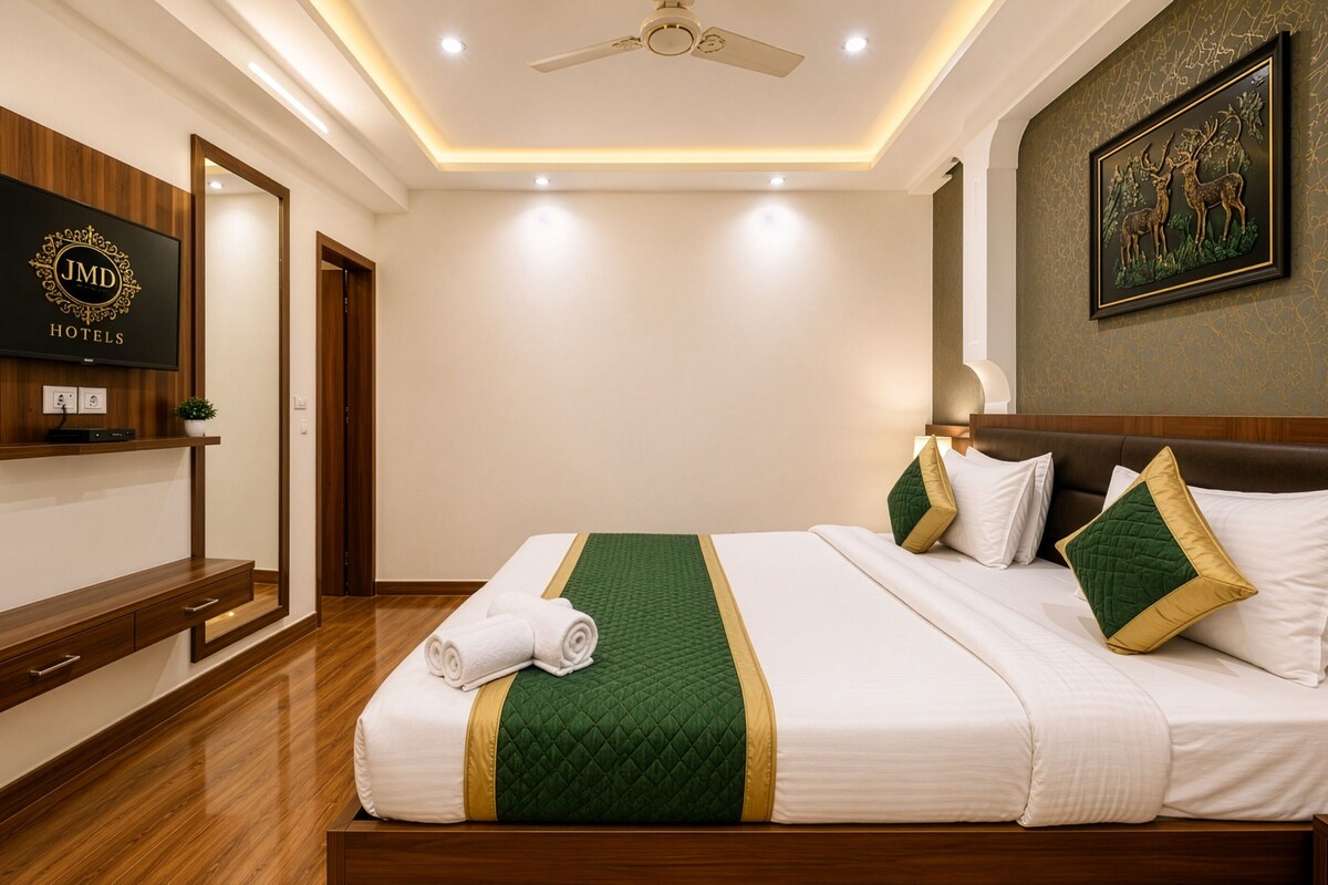 Luxury Room | Desk, laptop workspace, WiFi (free), bed sheets