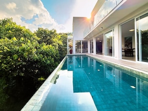 A modern house with a swimming pool, large glass doors, and a view of the sky. - Luxo e segurança - 30 minutos de SP (Carapicuiba)