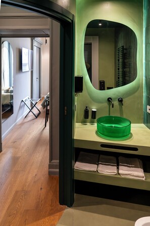 Classic Double or Twin Room, 1 Bedroom | Bathroom | Shower, hair dryer, slippers, towels - Fuajeconceptrooms (Naples)