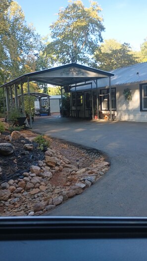 Property grounds - Charming 2-bedroom country house with AC, WiFi in Columbus (Columbus)