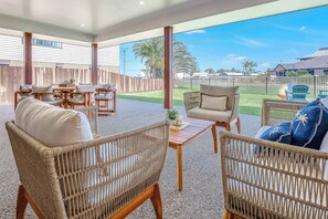 Outdoor dining - Burnett Heads Beach Family Escape (Burnett Heads)