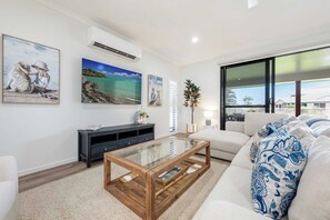 テレビ、書斎 / ワークスペース