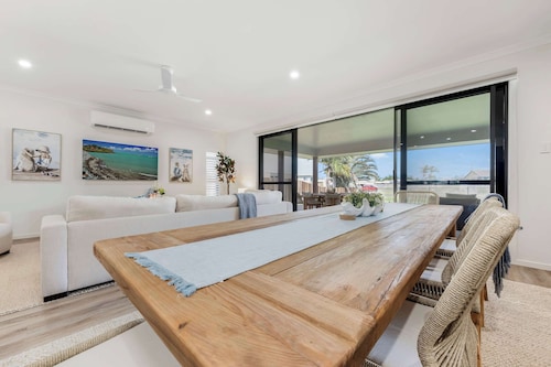 Burnett Heads Beach Family Escape