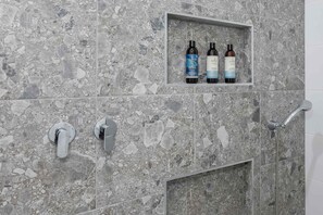 Dusche, Haartrockner, Shampoo