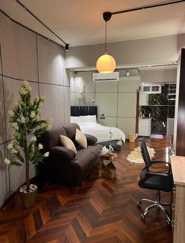 Desk, laptop workspace, blackout drapes, iron/ironing board - welcome apartment (Jeddah)