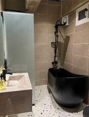 Ducha, secador de pelo, zapatillas y toallas