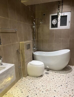 Estudio clásico | Baño | Ducha, secador de pelo, zapatillas y toallas