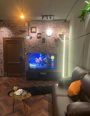 Estudio clásico | Escritorio, espacio para trabajar con un portátil, cortinas opacas