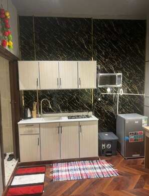 Estudio clásico | Cocina privada | Frigorífico pequeño, microondas y placa de cocina