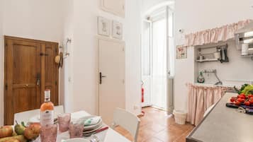 Family Apartment, 1 Bedroom, Microwave (Dimora di Grecale Monopoli) | Tempat makan