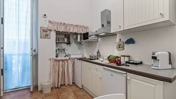 ثلاجة، ميكروويف، موقد طهي مسطح، ماكينة لصنع القهوة/الشاي