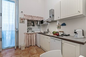 Lemari es, microwave, kompor, dan mesin pembuat kopi/teh