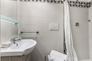Appartamento familiare, camere multiple (Dimora di Grecale Monopoli) | Bagno | Doccia, bidet, asciugamani, sapone