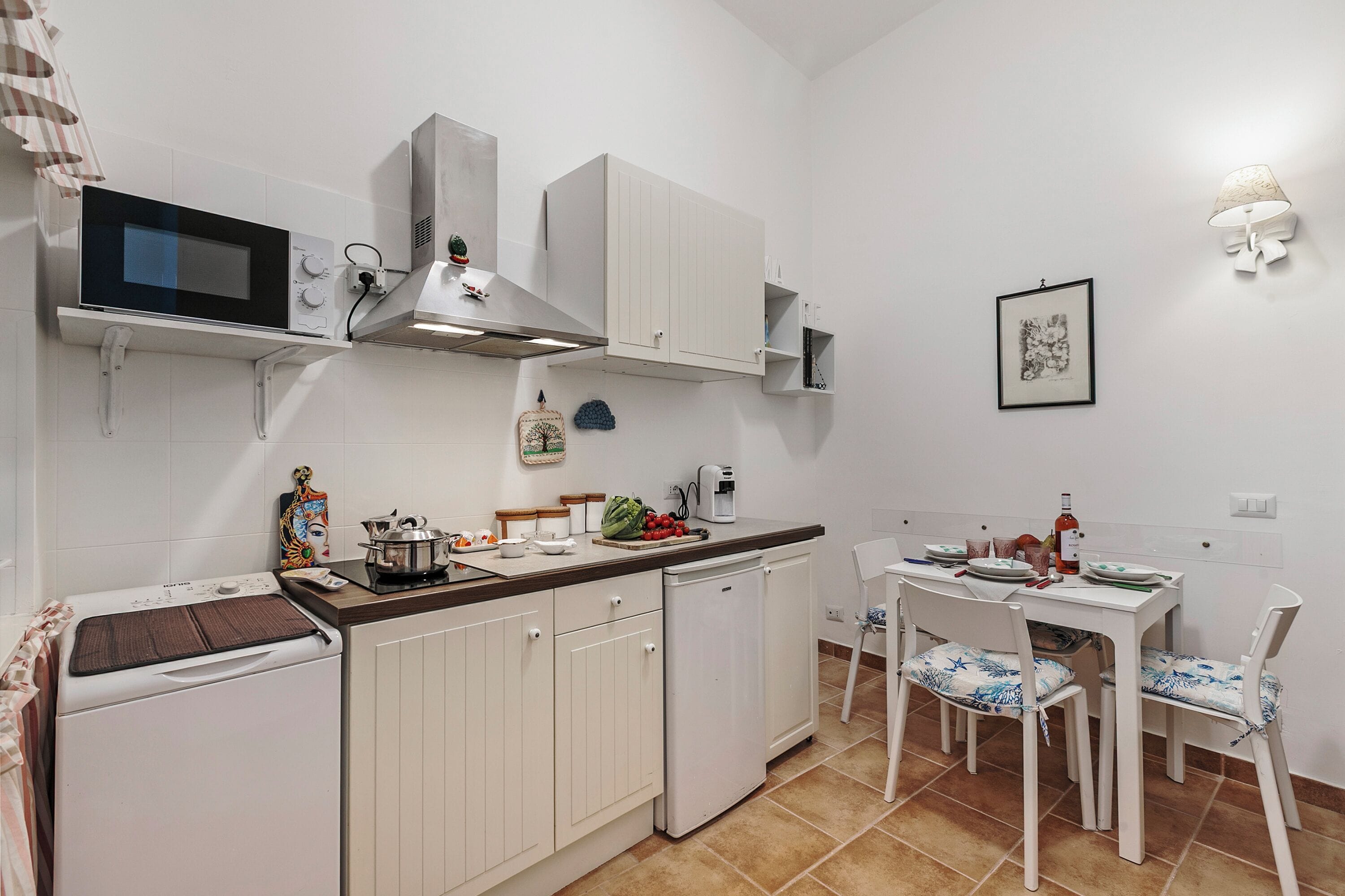 Family Apartment, Multiple Bedrooms (Dimora di Grecale Monopoli) | Private kitchen | Fridge, microwave, stovetop, coffee/tea maker